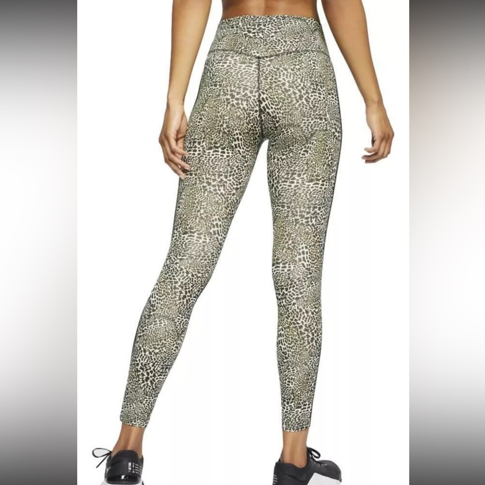 The Nike One Tight Fit Women's 7/8 Leggings